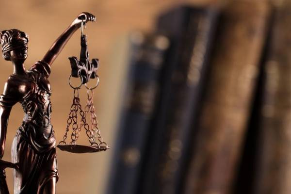 burada vekil xidmetleri göstərən Caspian Legal Center təsvir olunub